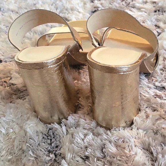 Pretty gold shoes - Picture 3 of 4